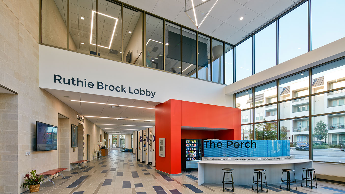 The entry lobby offers intuitive wayfinding to library and meeting spaces and quick access to highly utilized amenities.