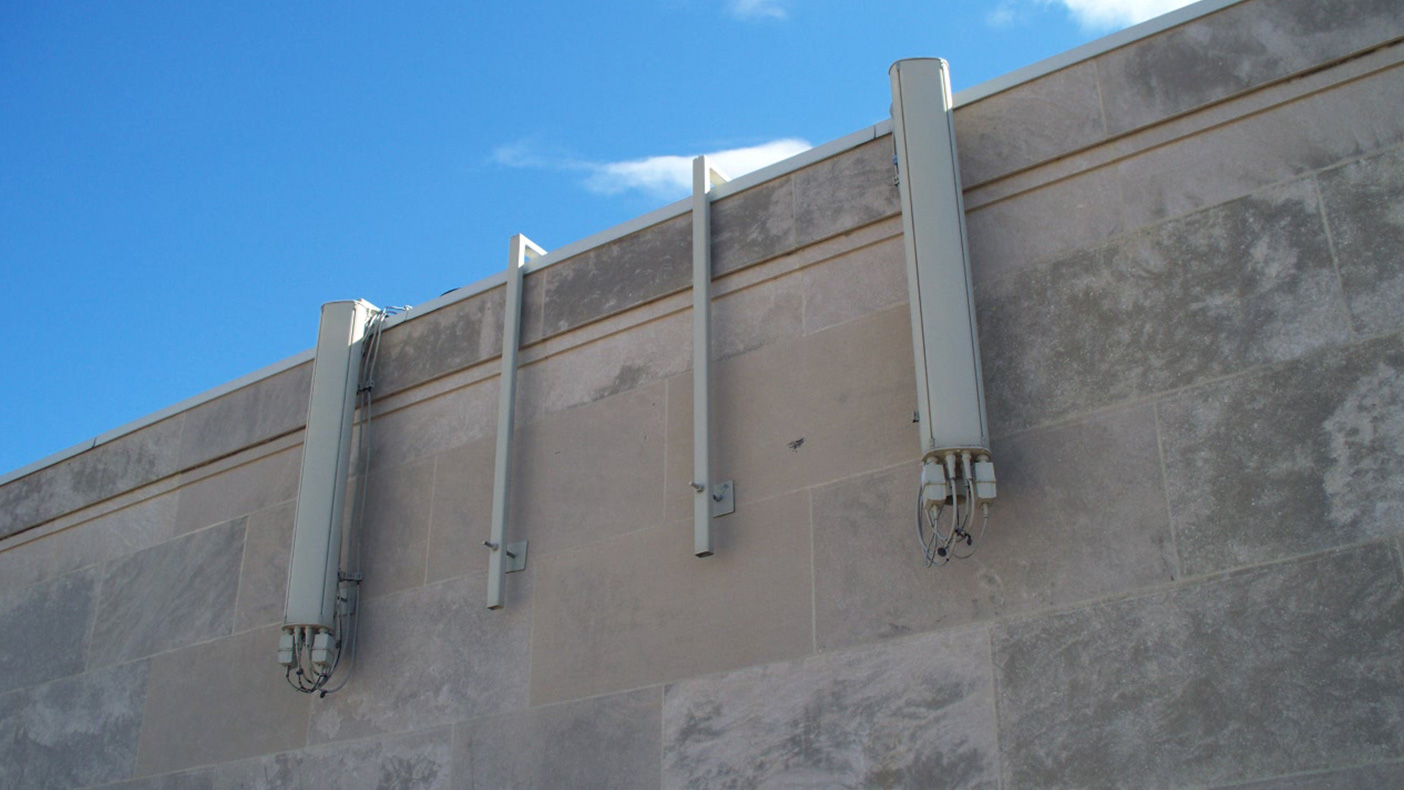 To keep the building’s existing stone wall intact, we installed low-profile, non-penetrating antenna mounts to rest against the face of the building.