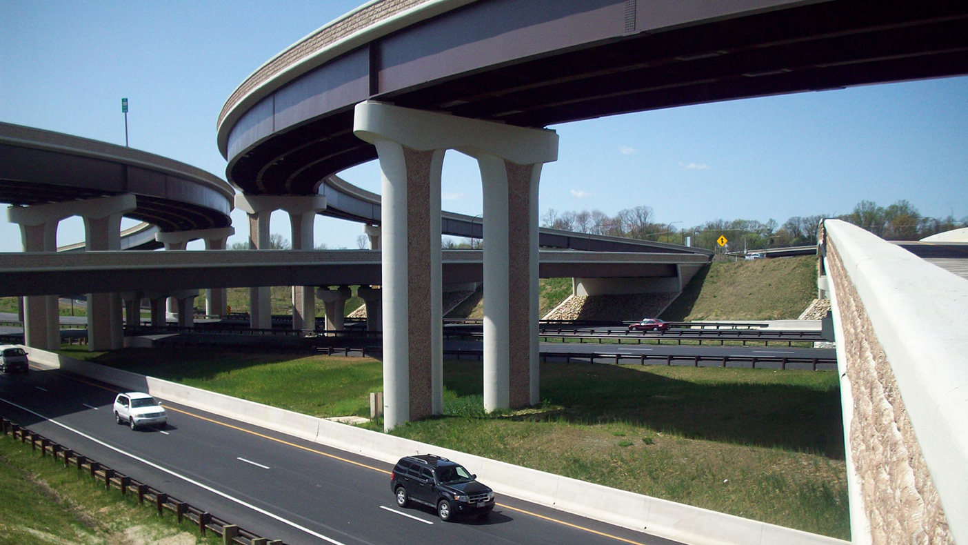 We designed more than 20 new bridges with aesthetic elements to complement the surrounding areas, 10 retaining walls, nine major culvert crossings, 15 new stormwater management facilities, and electronic toll collection.