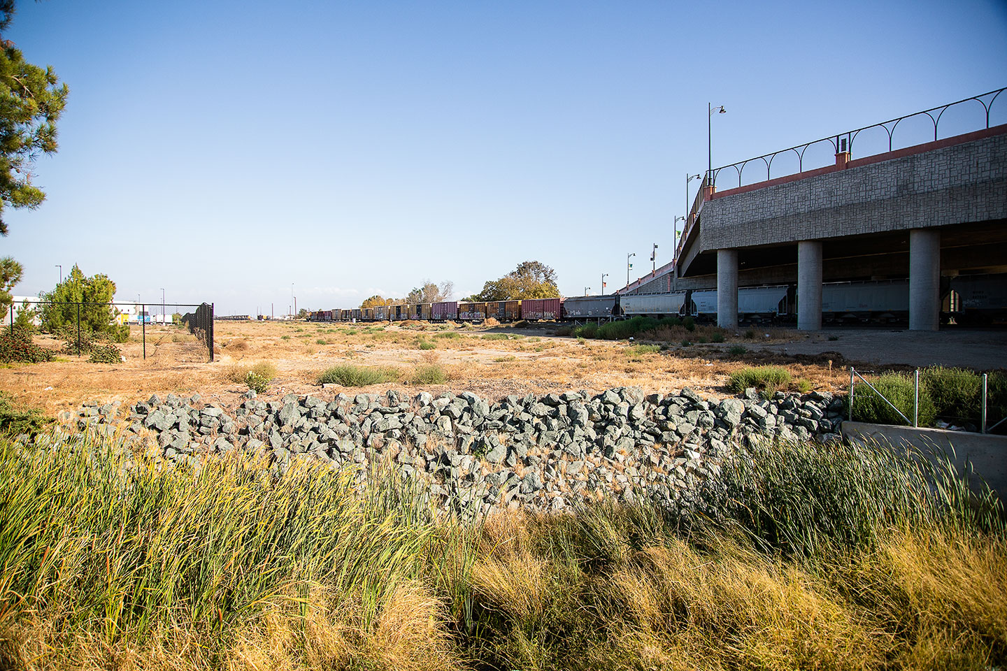 We designed a shorter highly skewed structure in combination with retaining walls and embankment fill at the approaches to span the Union Pacific Railroad mainline tracks.
